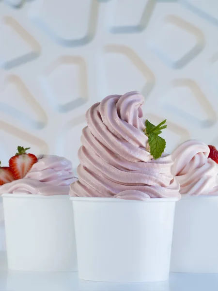 Zmrazené jogurt měkké sloužit. — Stock fotografie