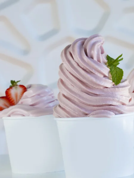 Заморожена м'яка подача Йогурт . — стокове фото