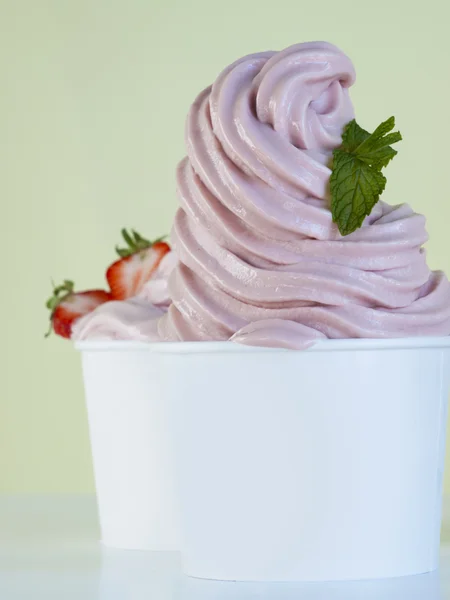 Mrożony jogurt miękkie służyć. — Zdjęcie stockowe