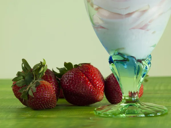 Iogurte macio congelado do serviço . — Fotografia de Stock