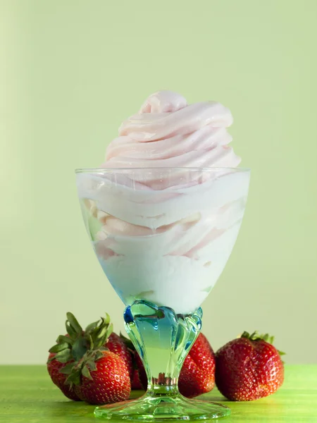 Iogurte macio congelado do serviço . — Fotografia de Stock