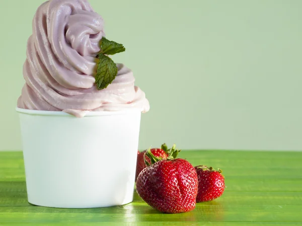 Mrożony jogurt miękkie służyć. — Zdjęcie stockowe