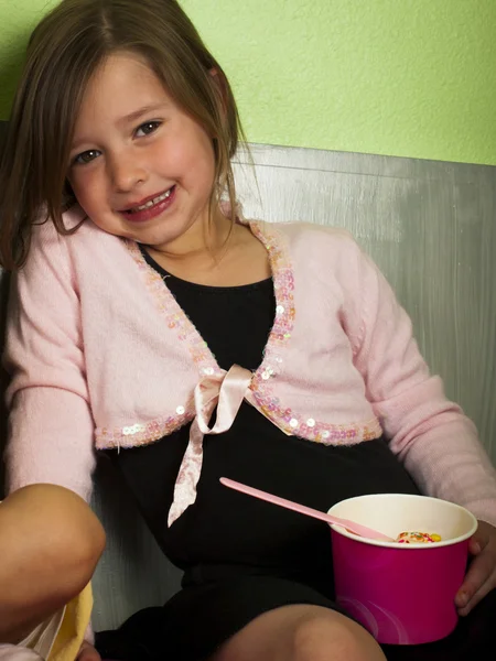 Eating Frozen Yougurt — Stock Photo, Image
