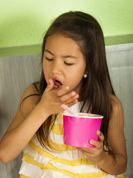 Їдять заморожені Yougurt — стокове фото