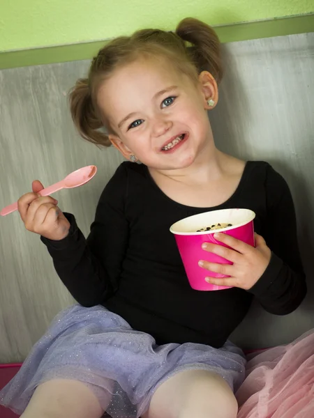 Dondurulmuş yoğurt yeme — Stok fotoğraf