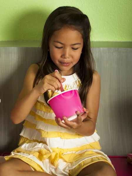 Їдять заморожені Yougurt — стокове фото