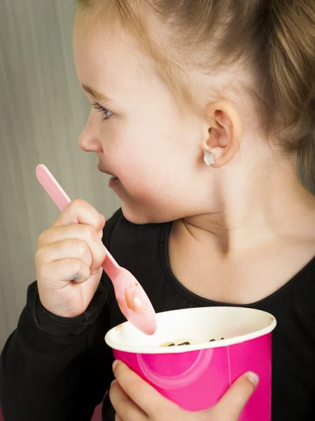 Tiefkühljoghurt essen — Stockfoto