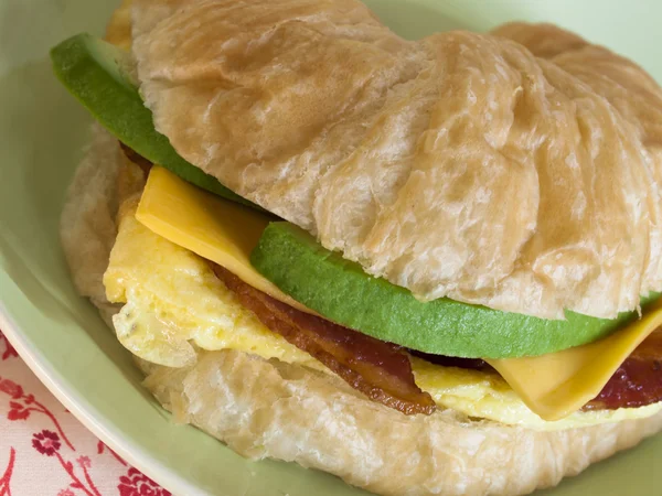 クロワッサンの朝食サンドイッチ — ストック写真
