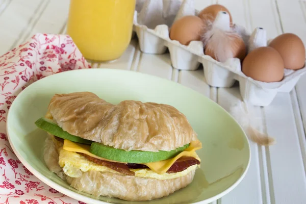 Sandwich au petit déjeuner croissant — Photo