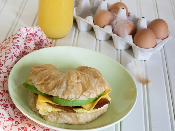 Sandwich au petit déjeuner croissant — Photo