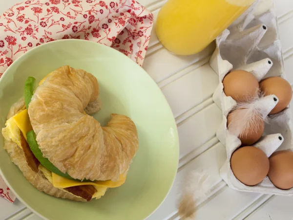 Kruvasan kahvaltı sandwich — Stok fotoğraf