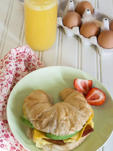 Kruvasan kahvaltı sandwich — Stok fotoğraf