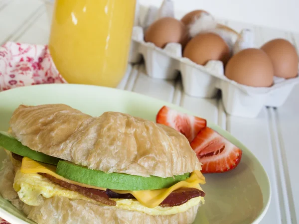 Sándwich de desayuno cruasán —  Fotos de Stock