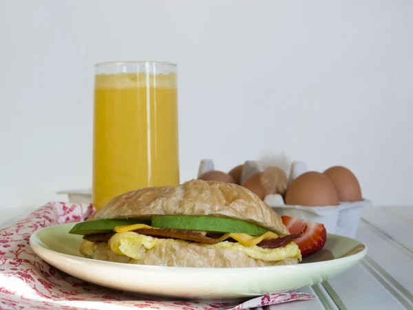 Sándwich de desayuno cruasán — Foto de Stock
