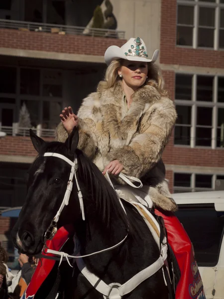 Žena krotící koně — Stock fotografie