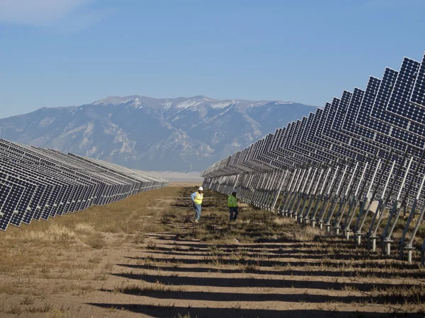 Paneles solares en una central eléctrica —  Fotos de Stock