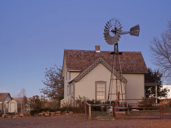 Casa de fazenda velha — Fotografia de Stock
