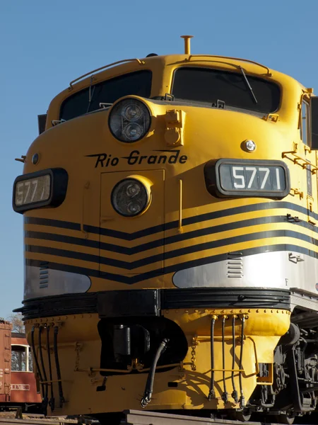 Желтый поезд — стоковое фото