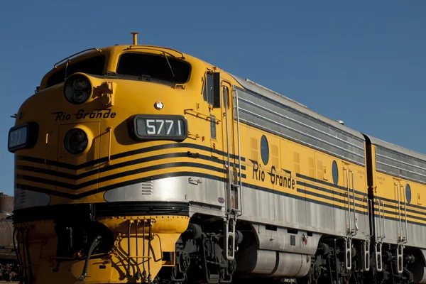 Tren amarillo —  Fotos de Stock