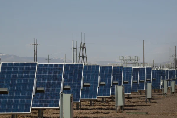 Pannelli solari in una centrale elettrica — Foto Stock