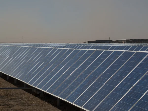Сонячні батареї в електростанцій — стокове фото