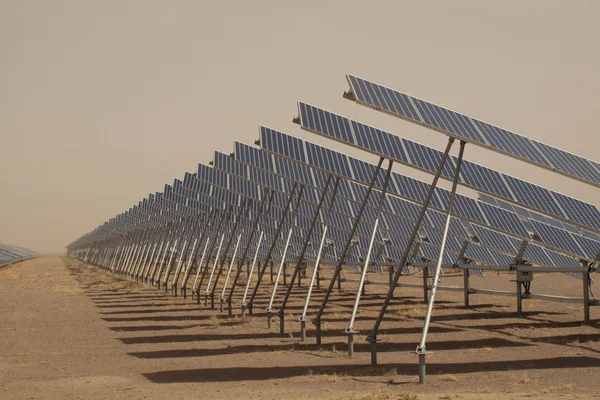 발전소에 태양 전지 패널 — 스톡 사진