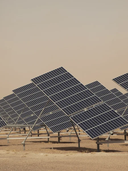 発電所の太陽電池パネル — ストック写真
