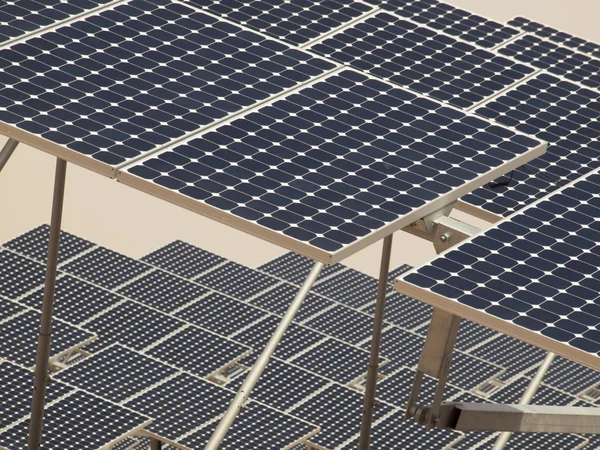 Paneles solares en una central eléctrica —  Fotos de Stock