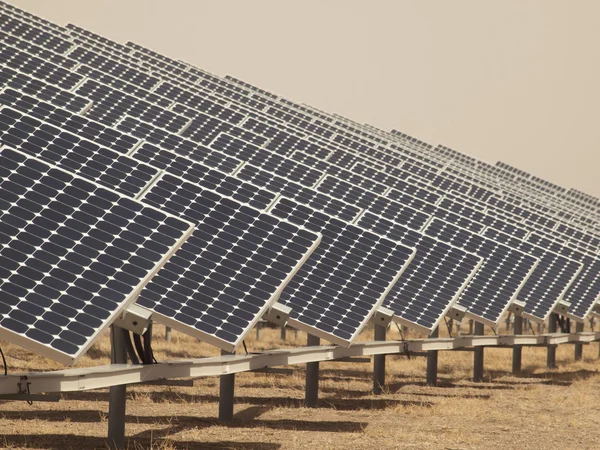 Paneles solares en una central eléctrica — Foto de Stock