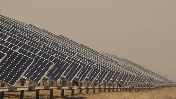 Paneles solares en una central eléctrica — Foto de Stock