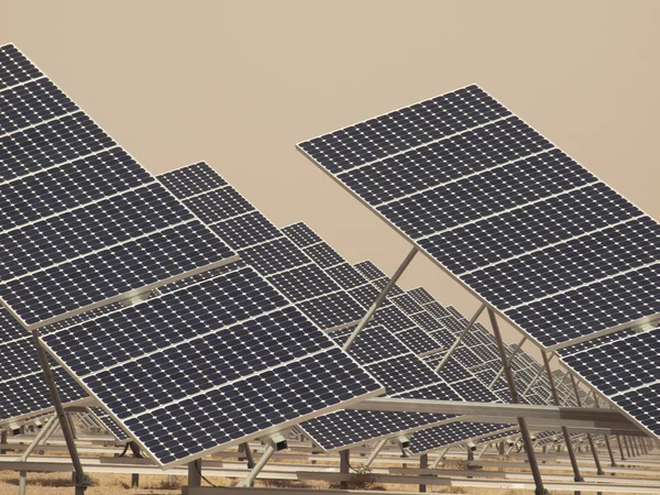 Солнечные панели на электростанции — стоковое фото