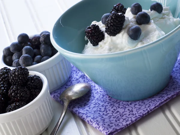 Yogurt and fruit — Stock Photo, Image