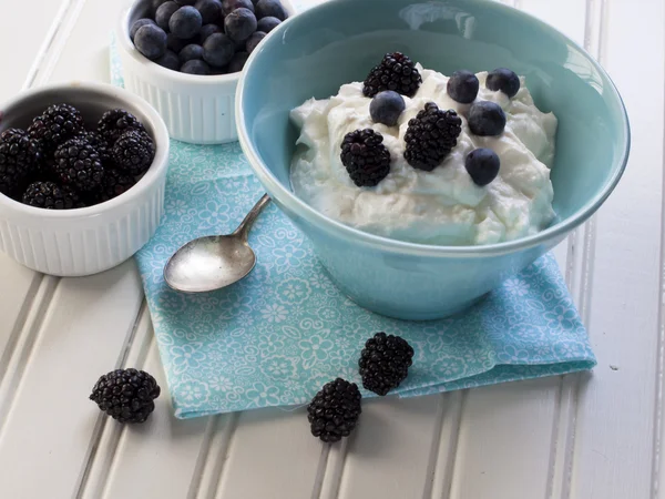 Joghurt und Obst — Stockfoto
