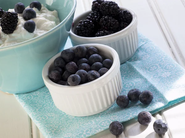 Iogurte e frutas — Fotografia de Stock