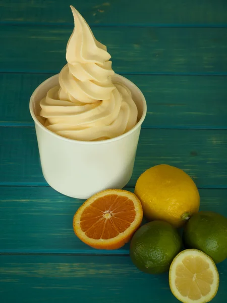 Заморожена м'яка подача Йогурт — стокове фото