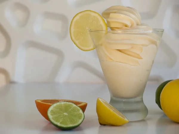 Заморожена м'яка подача Йогурт — стокове фото