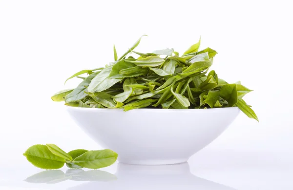 Fermer les feuilles de thé fraîches sur fond blanc — Photo