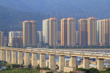 Çin'in Güneydoğu sahilinde beton köprü üzerinde supertrain