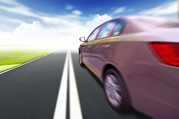 Auto sulla strada wiht movimento sfocatura sfondo . — Foto Stock