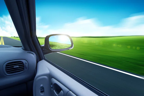 Galopperen auto en rearview spiegel — Stockfoto