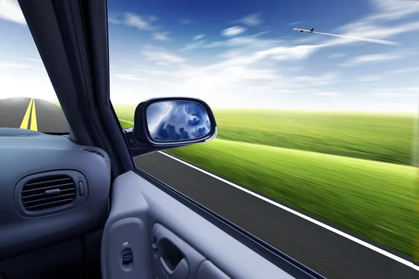 Vágtató kocsi és visszapillantó tükör — Stock Fotó
