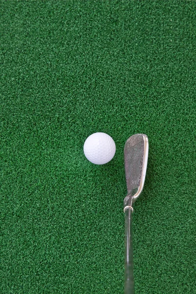 Golf clube e bola na relva artificial, Olhando para baixo no An — Fotografia de Stock