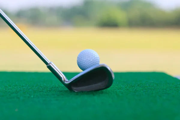 Golfschläger und Ball, geringe Kamerahöhe — Stockfoto