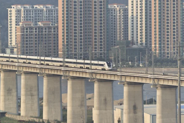 Supertrain sur le pont de béton, sur la côte sud-est de la Chine — Photo