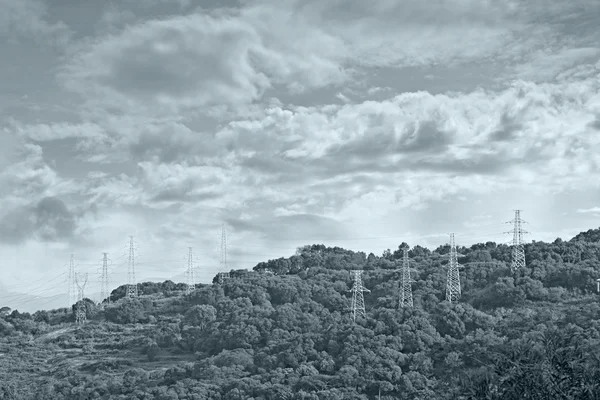 Πύργο μετάδοσης δύναμης στο λόφο — Φωτογραφία Αρχείου