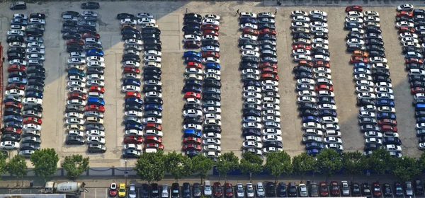 Carros no estacionamento na China — Fotografia de Stock