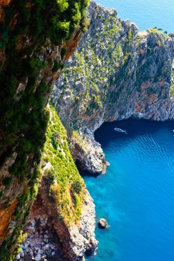 deniz manzara. kayalar, uçurumlar, masmavi su.