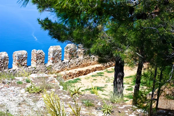 Defense wall of ancient castle. Alanya. turkey. — Stock Photo, Image