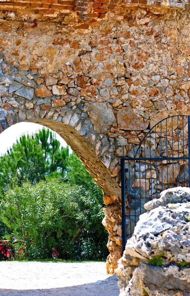 Pavo. puerta de entrada a la fortaleza. Castillo de Alanya . Fotos de stock