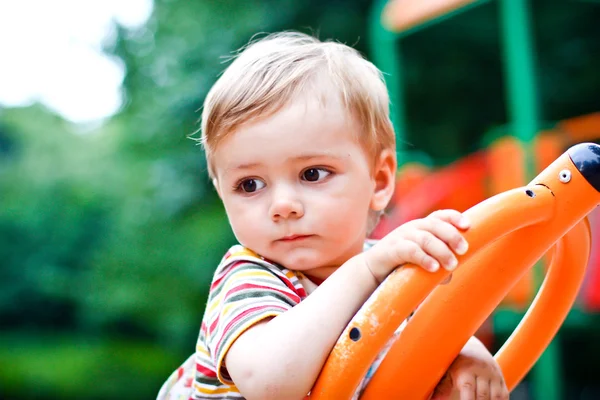 Giovane ragazzo o bambino che gioca al parco giochi — Foto Stock